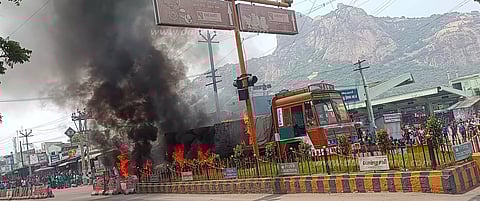 நடுரோட்டில் கிரானைட் கற்கள் ஏற்றி வந்த லாரி தீப்பிடித்தது