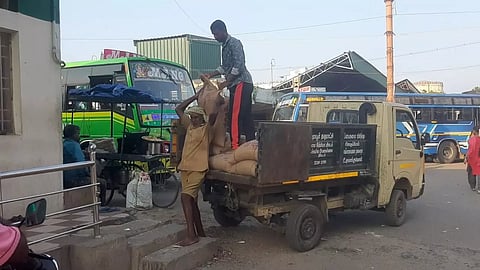 அம்மா உணவகத்திற்கு குப்பை அள்ளும் வாகனத்தில் கொண்டு வரப்பட்ட அரிசி மூட்டைகள்