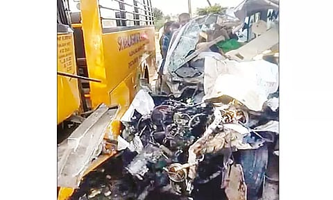 பள்ளிக்கூட பஸ் மீது கார் மோதியதில் 5 பக்தர்கள் பலி; திருச்செந்தூர் சென்று திரும்பியபோது சோகம்