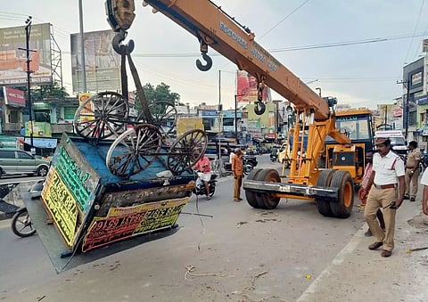 சாலையோர ஆக்கிரமிப்புகள் அகற்றம்