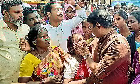 சாலை விரிவாக்க பணிக்காக அகற்றம்: வீடுகளை இழந்தவர்களுக்கு சீமான் ஆறுதல்