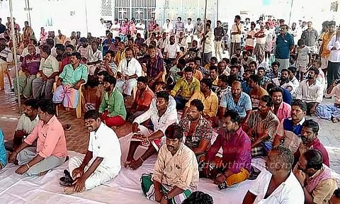 திருச்செந்தூரில் காத்திருப்பு போராட்டம் நடத்திய மீனவர்கள்