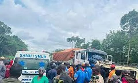 லாரி மீது பஸ் மோதி கோர விபத்து - 19 பேர் பலி