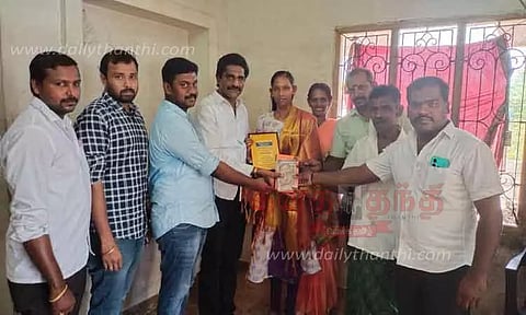 அதிக மதிப்பெண் பெற்ற மாணவிக்கு பாராட்டு