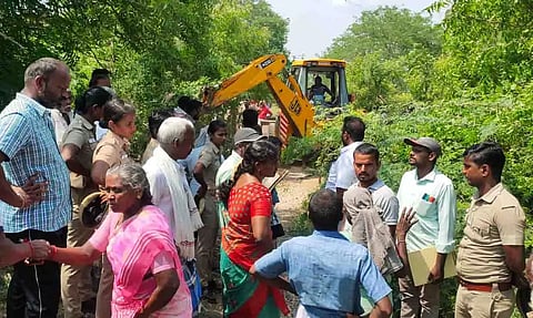 இறந்தவர் உடலை வாகனத்தில் பாதை வழியாக கொண்டு செல்ல எதிர்ப்பு