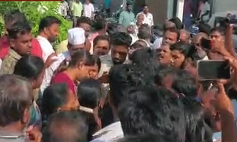 கரூரில் சோதனை நடத்த வந்த வருமான வரித்துறை அதிகாரிகளை தடுத்த நபர்கள் மீது வழக்கு பதிவு