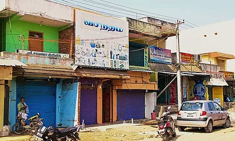 வணிகர்கள் திடீர் கடையடைப்பு போராட்டம்