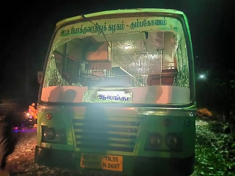 கல்வீசி அரசு பஸ் கண்ணாடி உடைப்பு