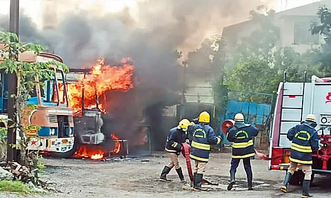 திருவொற்றியூரில் வெல்டிங் பணியின்போது 2 லாரிகள் தீப்பிடித்து எரிந்தது