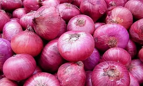 வரத்து அதிகரிப்பு: பெரிய வெங்காயத்தின் விலை கணிசமாக குறைந்தது - தள்ளுவண்டிகளில் 6 கிலோ ரூ.100-க்கு கூவி கூவி விற்பனை