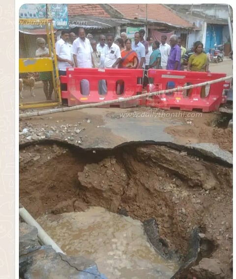 ராட்சத குடிநீர் குழாய் உடைந்தது:20 வீடுகளுக்குள் தண்ணீர் புகுந்தது