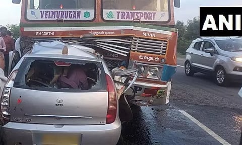 லாரி மீது கார் மோதி பயங்கர விபத்து - 2 குழந்தைகள் உட்பட 6 பேர் உயிரிழப்பு