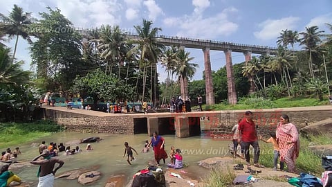 விடுமுறை தினத்தையொட்டி மாத்தூர் தொட்டிப்பாலத்தில் சுற்றுலா பயணிகள் குவிந்தனர்