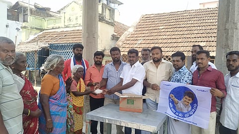 விஜய் மக்கள் இயக்கம் சார்பில் ஆதரவற்றவர்களுக்கு மதிய உணவு