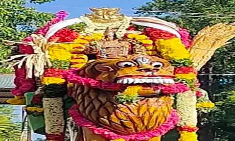 சிம்ம வாகனத்தில் சுவாமி வீதி உலா