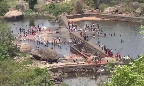 தலையணையில் தடையை மீறி குளிக்கும் சுற்றுலா பயணிகள்