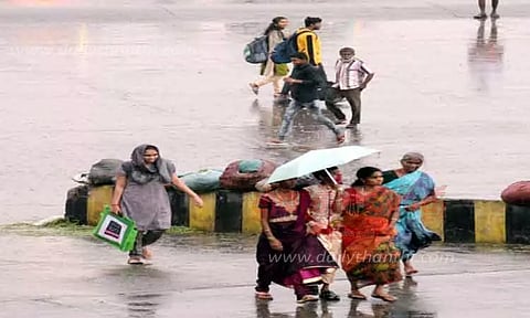 ஈரோட்டில்பலத்த காற்றுடன் கொட்டி தீர்த்த மழை