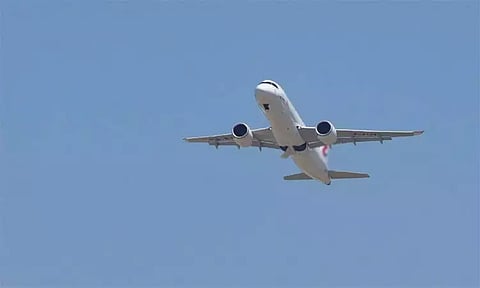 சீனாவில் உள்நாட்டிலேயே தயாரிக்கப்பட்ட பயணிகள் விமானம்: முதல் பயணத்தை தொடங்கியது