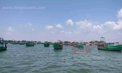 மீன்பிடி தடைகாலம்- குமரி மீனவர்கள் கரை திரும்பினர்