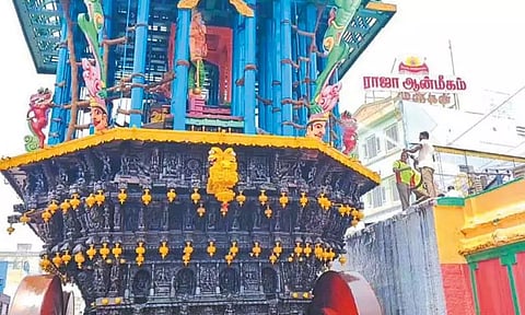 பிரம்மோற்சவ விழாவையொட்டி காஞ்சீபுரம் வரதராஜபெருமாள் கோவில் தேரை சுத்தம் செய்யும் பணி தீவிரம்