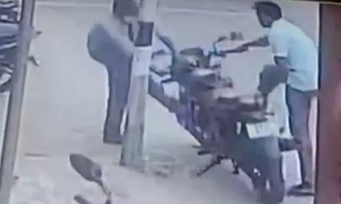 பொத்தேரியில் பட்டாகத்திகளுடன் வந்து மோட்டார் சைக்கிளில் திருடும் காட்சி