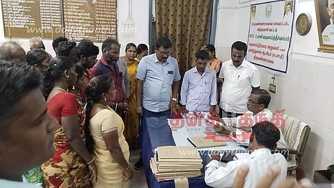 பொதுஇட ஆக்கிரமிப்பை அகற்றக் கோரி தாலுகா அலுவலகத்தை பொதுமக்கள் முற்றுகை