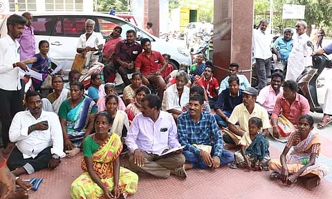 மாற்றுத்திறனாளிகள் காத்திருப்பு போராட்டம்