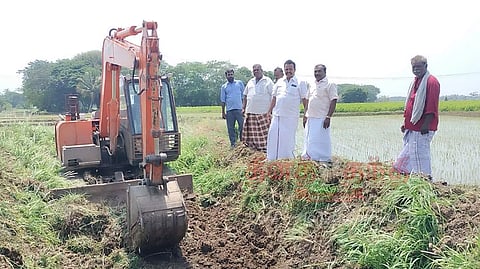 வாய்க்கால் தூர்வாரும் பணி