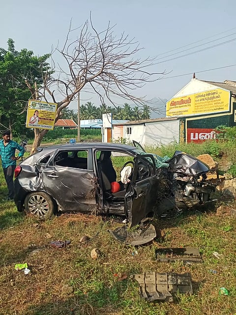 வெண்ணந்தூர் அருகேமரத்தில் கார் மோதி மூதாட்டி பலிமகன் உள்பட 3 பேர் படுகாயம்