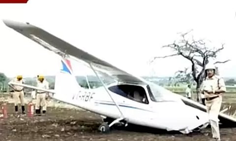 தொழில்நுட்ப கோளாறு: திறந்தவெளி விவசாய நிலத்தில் தரையிறங்கிய பயிற்சி விமானம்