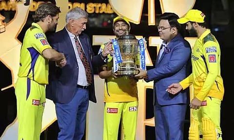 வெற்றி கோப்பையுடன் ஓய்வு பெற்ற சென்னை வீரர் ராயுடு..! பரிசளிப்பு விழாவில் கவுரவித்த தோனி..!