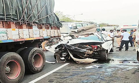 மறைமலைநகர் அருகே லாரி மீது கார் மோதி டிரைவர் பலி