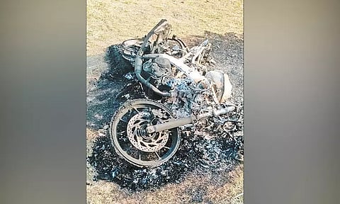 கூடுவாஞ்சேரி காந்தி பூங்காவில் மோட்டார் சைக்கிள் தீ வைத்து எரிப்பு