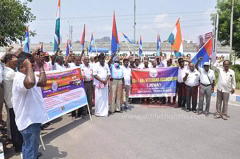 கிருஷ்ணகிரி கலெக்டர் அலுவலகம் முன்புமுன்னாள் ராணுவத்தினர் ஆர்ப்பாட்டம்