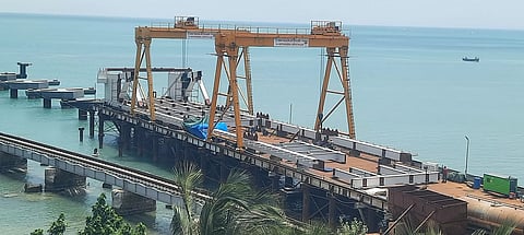 பாம்பனில் புதிய தூக்குப்பாலத்துக்கானஉபகரணங்களை ஒன்றிணைக்கும் பணி