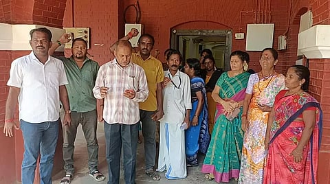 வருவாய்த்துறை அலுவலர்கள் சங்கத்தினர் ஆர்ப்பாட்டம்