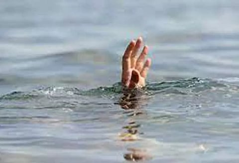 நங்கவள்ளி அருகே சோகம்:ஏரியில் மூழ்கி 2 மாணவர்கள் பலி