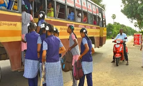 பள்ளி சீருடைகளில் வரும் மாணவர்களை அரசு பேருந்துகளில் இலவச பயணம் செய்ய அனுமதிக்க வேண்டும் - போக்குவரத்து துறை