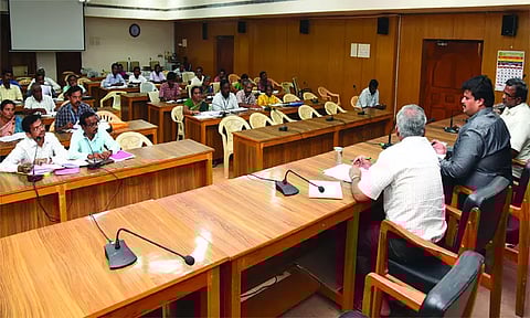 முறையற்ற குடிநீர் இணைப்புகளை துண்டிக்க வேண்டும்அலுவலர்களுக்கு கலெக்டர் அறிவுறுத்தல்