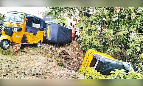 அச்சரப்பாக்கம் அருகே மினி லாரி மோதி 5 ஆட்டோக்கள் சேதம் - 5 டிரைவர்கள் படுகாயம்