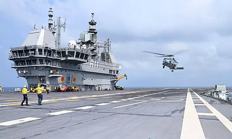 ஐ.என்.எஸ். விக்ராந்த் போர்க்கப்பலில் முதல் முறையாக தரையிறங்கிய நீர்மூழ்கி கப்பல்களை தாக்கி அழிக்கும் ஹெலிகாப்டர்..!