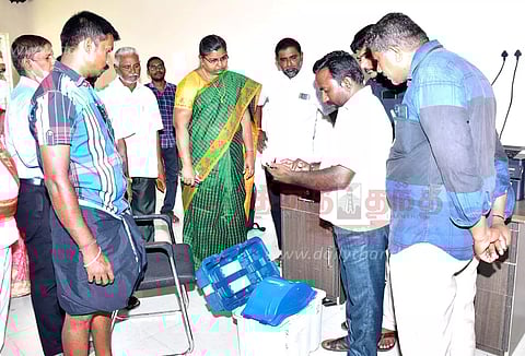 நாமக்கல்லுக்குவாக்குப்பதிவுக்கு தேவையான 1,000 விவிபேடு எந்திரங்கள் வந்தன