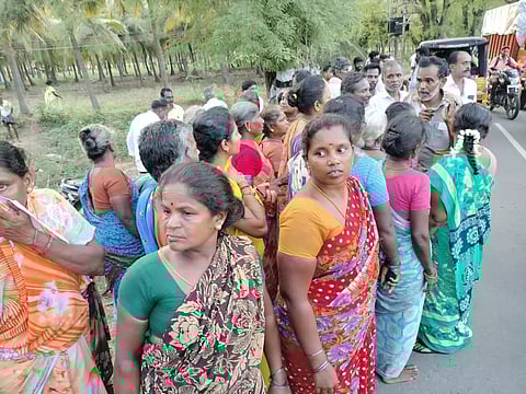 கிராம மக்கள் சாலை மறியல்