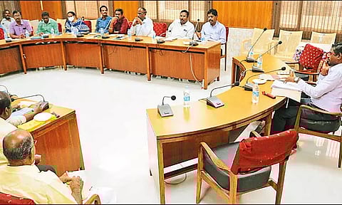 பஸ் தொழிலாளர்கள் வேலை நிறுத்த விவகாரம்: சி.ஐ.டி.யூ. தொழிற்சங்கத்தினருடன் அதிகாரிகள் பேச்சுவார்த்தை