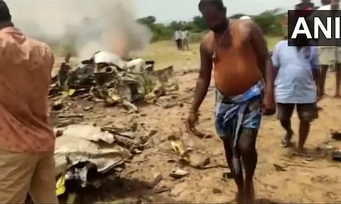 கர்நாடகாவில் விமானப்படை பயிற்சி விமானம் விழுந்து நொறுங்கியது