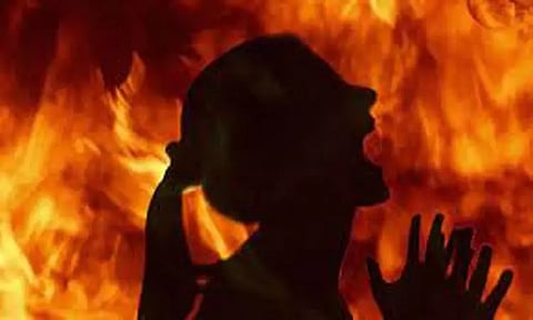 ஆரணி கோவிலில் வழிபாடு செய்தபோது கற்பூர தீ சேலையில் பற்றி உடல் கருகிய பெண் சாவு