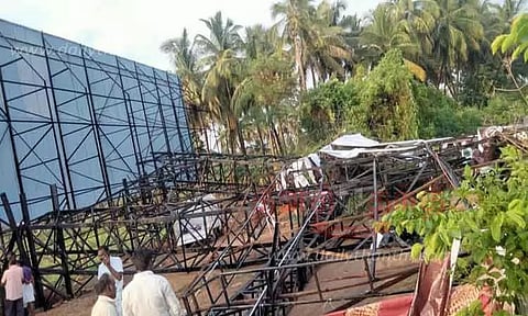 பேனர் சரிந்து 3 தொழிலாளிகள் உயிரிழந்த விவகாரம் - 2 பேர் கைது