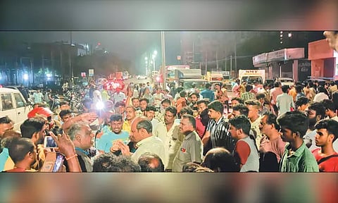 அம்பத்தூரில் நள்ளிரவில் மின்தடையை கண்டித்து பொதுமக்கள் சாலை மறியல்