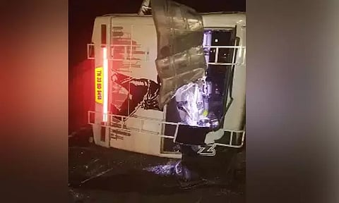 மதுரை: நடுரோட்டில் வேன் கவிழ்ந்து விபத்து - 10 பேர் காயம்