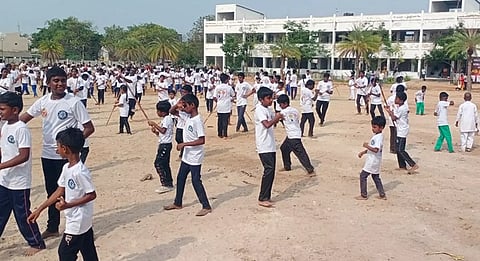 ஒரே நேரத்தில் சிலம்பம், கராத்தே, ஜிம்னாஸ்டிக் விளையாடி மாணவர்கள் சாதனை